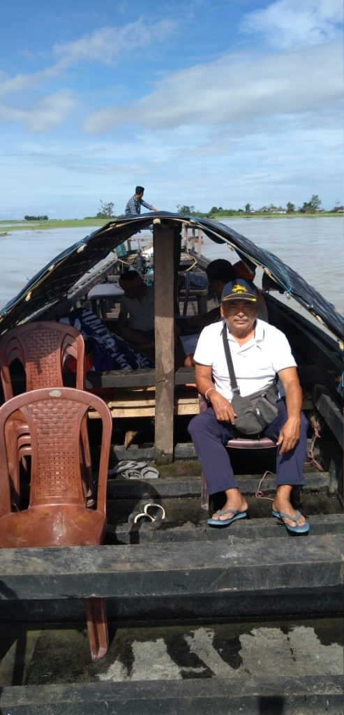 Dr. Juganta Deori and the Dibrugarh Boat Clinic team proceeding toward Karmichuk and Popita (riverine village) in a country boat for a health check up. The dedication, commitment and teamwork is inspiring.