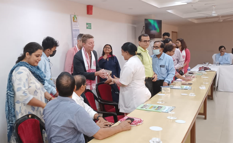 The visitors being felicitated at the Marwari Maternity Hospital(MMH), where E-SAATHI is currently being implemented.